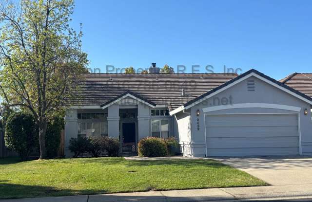 Rocklin: Single Story, Corner Lot 3 Bedroom 2 bath  LVP Flooring, fenced yard, fireplace Gallery 1