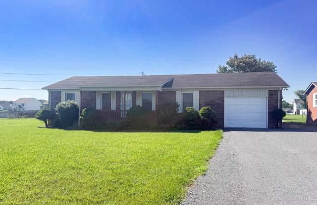 Pet-Friendly 3-Bedroom Home with Fenced Yard, Sun Room & Utilities Included photos photos