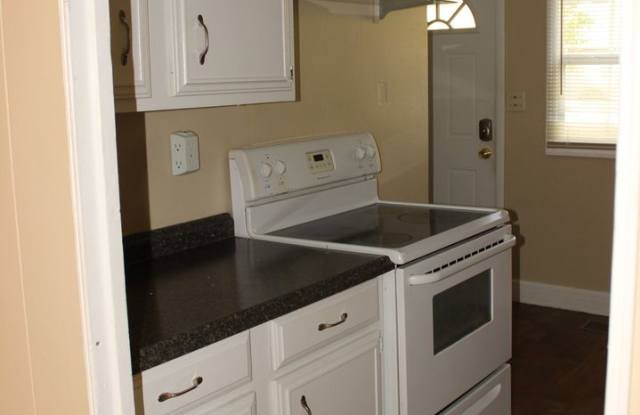 PRELEASING for AUGUST! Close to Campus: Fenced Yard, Garage, and In-Unit Washer and Dryer photos photos