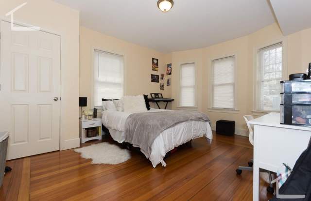 Renovated Apt w Laundry in Unit! 2 Garage Parking Spots Included. Conveniently Located photos photos