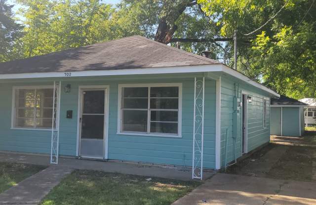Adorable 3 bedroom/1 bath house with Central Air and Heat! Gallery 3