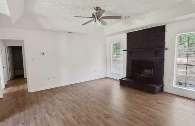 RATE DROP ALERT (was $2200/month) and SUMMER MOVE-IN SPECIAL: $500 OFF 1st MONTH'S RENT!** Gallery 4