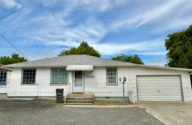 Adorable 3 bedroom 1.5 bathroom house for rent! photos photos