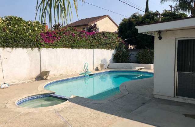 4 Bed 2 Bath Home in Orange! Gallery 4