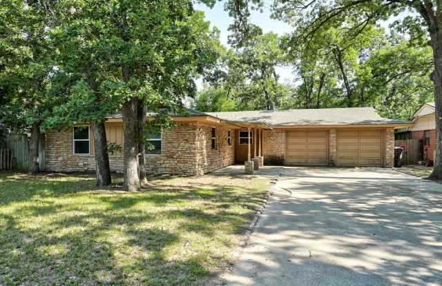 Charming 3-Bed, 1.5-Bath Home with 2-Car Garage Near NW 23rd & MacArthur Gallery 4