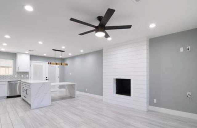 300 Lakeview Drive Gallery 3