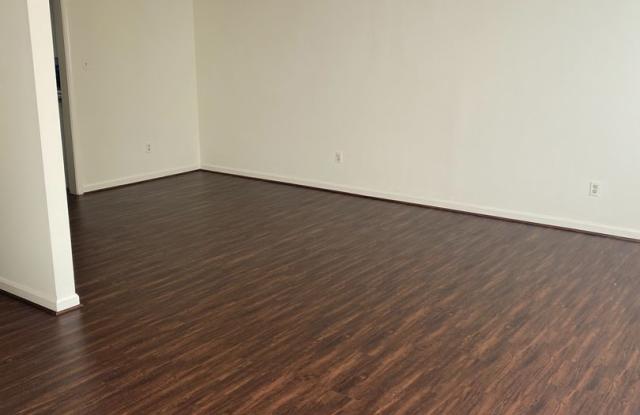 3 Bed 2.5 Bath townhouse 5 minutes from Old Forest Rd. Gallery 3