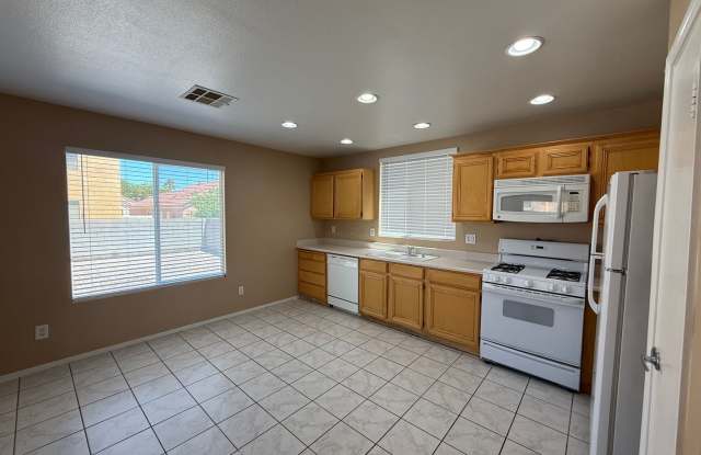 RENT READY!!! 4 BED 3 BATH OPEN FLOOR PLAN! Gallery 3