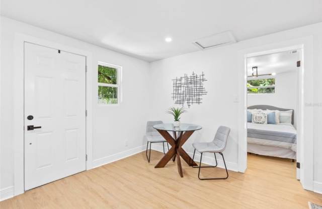 Charming 2BR House in Tampa Gallery 3