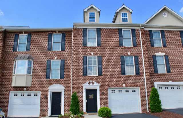Large Townhome with a garage for rent! Large back yard with a great deck! photos photos