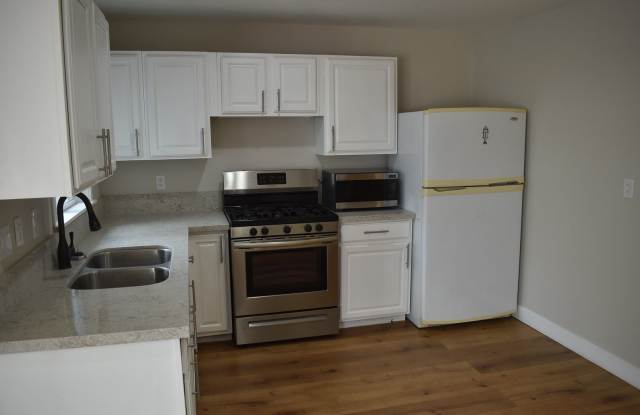 Detached 1 Bedroom Home with Large Private Backyard Gallery 1