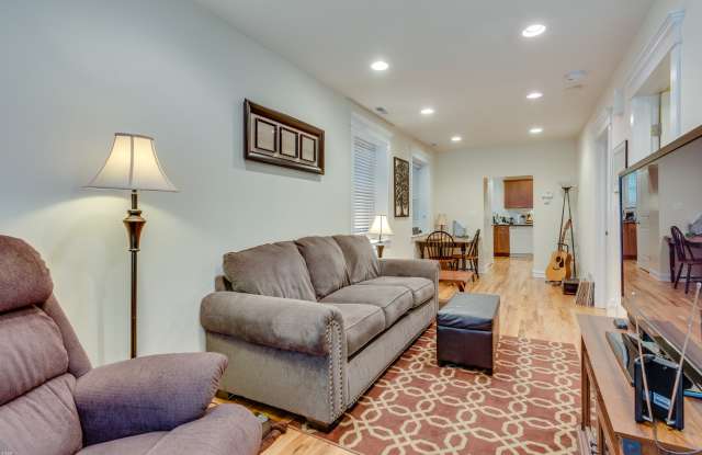 2015 West Dickens Avenue Gallery 2