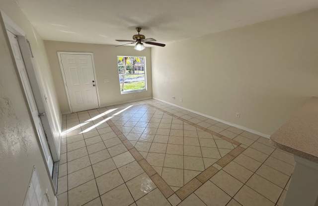 4 bedroom, 2 bathroom Sarasota home, plus garage and beautiful lot, conveniently located near Downtown, beaches, and restaurants!! Gallery 3