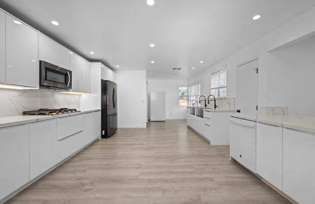 Compound walking distance to SDSU! Gallery 1