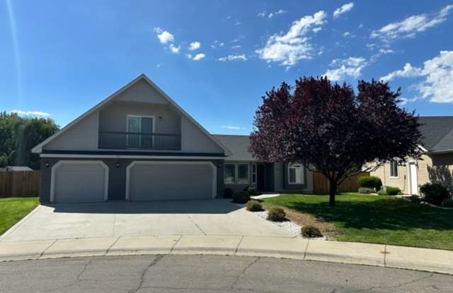 943 Mt Hood | Beautiful bi-level Meridian Home! 3 Car Garage photos photos