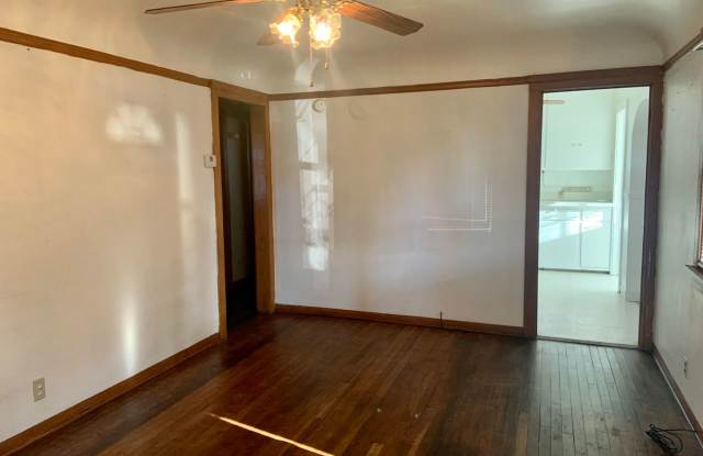 Charming 2bdrm 1 bath house with garage and fenced yard photos photos