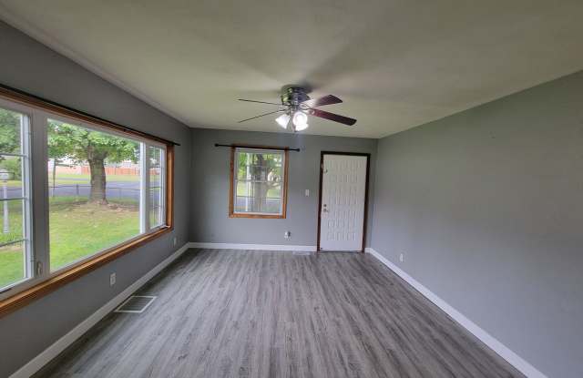 Beautifully Renovated 2-Bedroom, 2-Bath Home in Peoria! Gallery 4