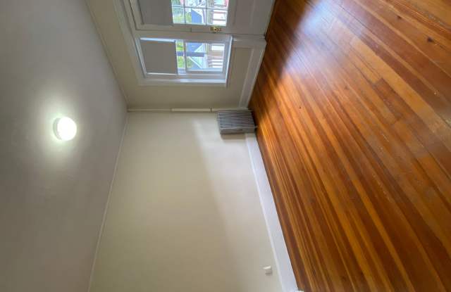 Charming 2.5 Bedroom-No Broker Fee Gallery 1