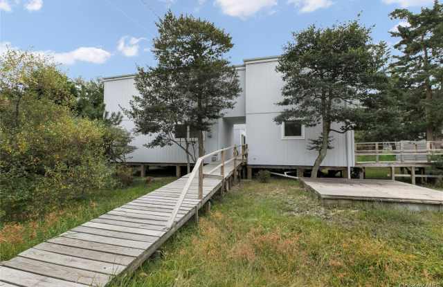 54 Thompson Avenue photos photos