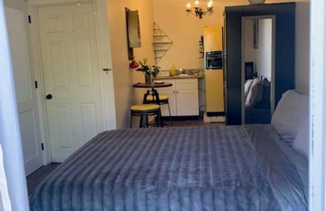 Charming Alpine FULLY Furnished Studio with fenced in yard Gallery 3