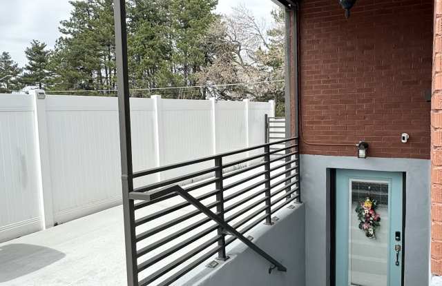 1940 Spring Lane Gallery 2