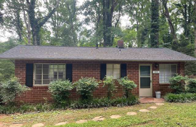 1 Bedroom/ 1 Bath Cottage off Prince Avenue! Available now! photos photos