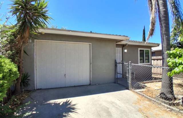 SPECIAL: HALF OF FIRST MONTH RENT!! Spacious 3 Bedroom With Garage Located On Ashlan & Cornelia! photos photos