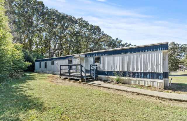 Completely Updated 3BR/2BA Trailer in Muscle Shoals – Quiet Country Living - 210 Cameron Circle, Colbert County, AL 35661