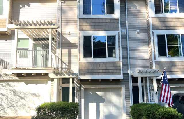 Beautiful Tigard Townhouse in a Gated Southridge Community Gallery 1