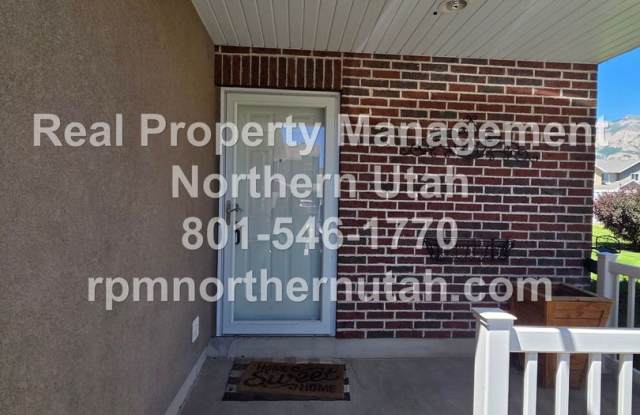 Lovely 2 Bedroom Townhome in Harrisville Available!! Gallery 3