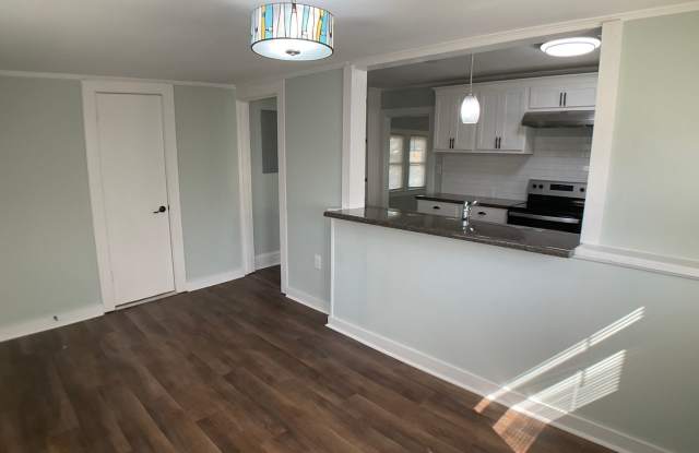 Adorable, fully renovated cottage on almost 1 Acre! Gallery 4