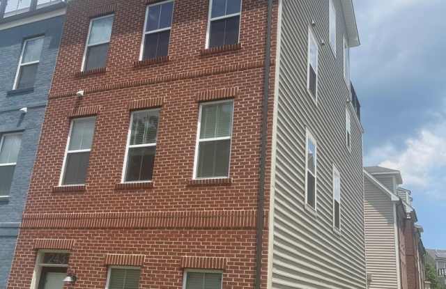 END UNIT TOWNHOUSE LOCATED ACROSS FROM GLENMONT/WHEATON METRO photos photos