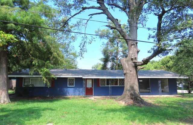 Lindale ISD, Spacious 3 Bedroom, 1 Bath House - 501 Mount Sylvan Street, Lindale, TX 75771 Lindale ISD, Spacious 3 Bedroom, 1 Bath House - 501 Mount Sylvan Street, Lindale, TX 75771