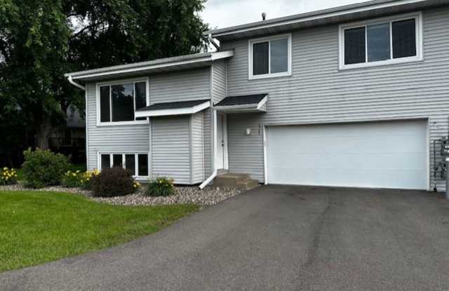 End unit townhome in Lakeville *3Bed*2bath Available 9/1 photos photos