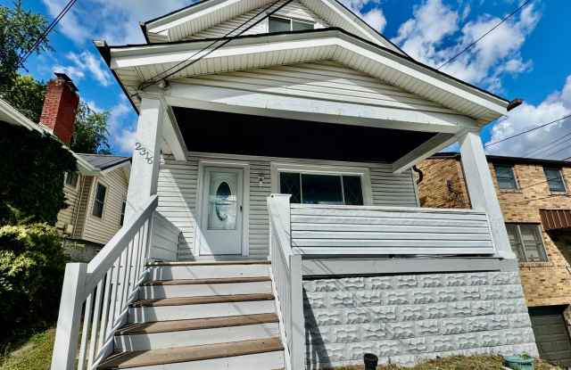 4 Bed/1 Bath Home in Beechview with Bonus Room-Convenient to Downtown! Available Now photos photos