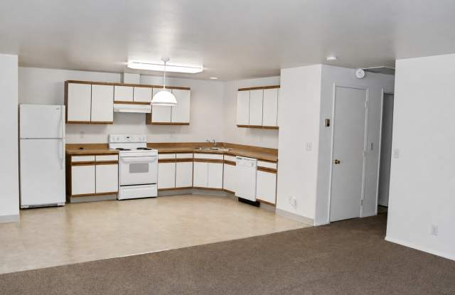 2 Bed Duplex with Fenced Yard, Covered Patio & Water Included Gallery 4