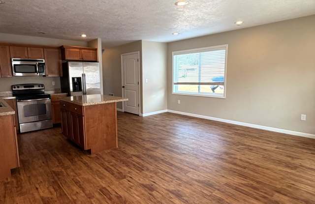 Spacious 3 Bedroom, 3 Full Bathroom Townhouse!! Gallery 4
