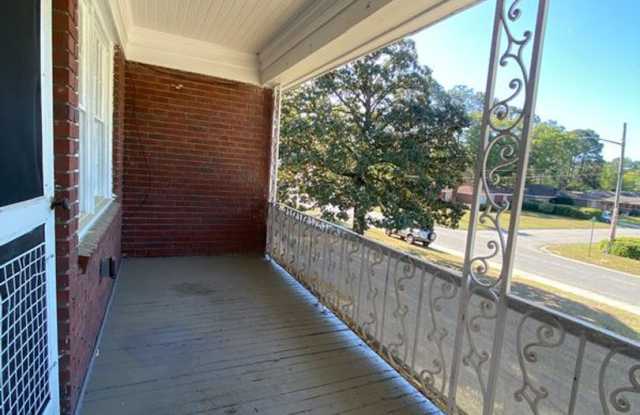 Located in Savannah, GA, this oversized 2-bedroom, 2-bathroom unit. HALF OFF first full months rent with acceptable application and credit. Gallery 4