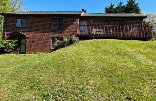 Black Mountain - Well Maintained Single Level Home Gallery 4