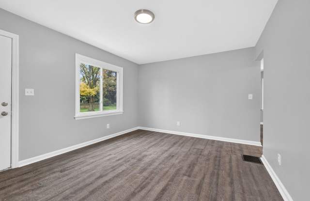 Charming 2-Bedroom Home with Updated Kitchen & Spacious Backyard! Gallery 4