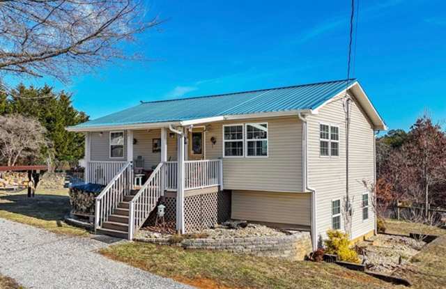 Dandridge 37725 - FULLY FURNISHED 3 bedroom, 2 bath Updated Basement Ranch on 1+ Acre. Pets Welcome!! - Contact Linda Meese (865) 591-6004 photos photos