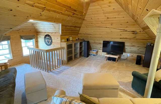 AVAILABLE Now! - Beautiful 3 Bed Single Family Home - With Solar Panles + $250 Off 1sts Months Rent! - 227 Isanti Street, Duluth, MN 55803