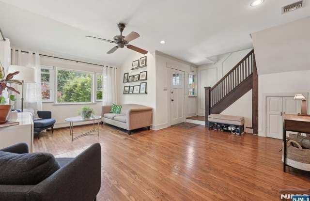 211 Pinelynn Road Gallery 2