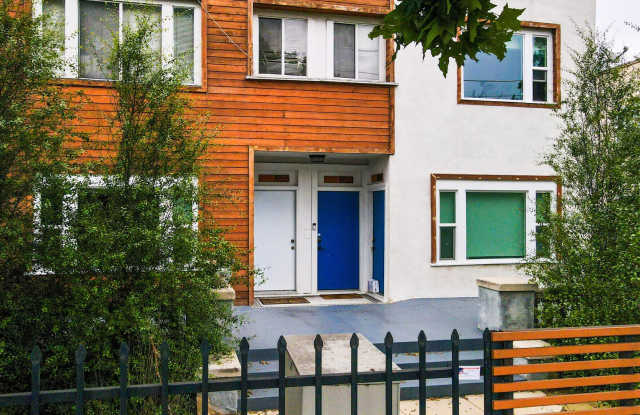 Renovated Studio with Bathroom In Jefferson Park photos photos