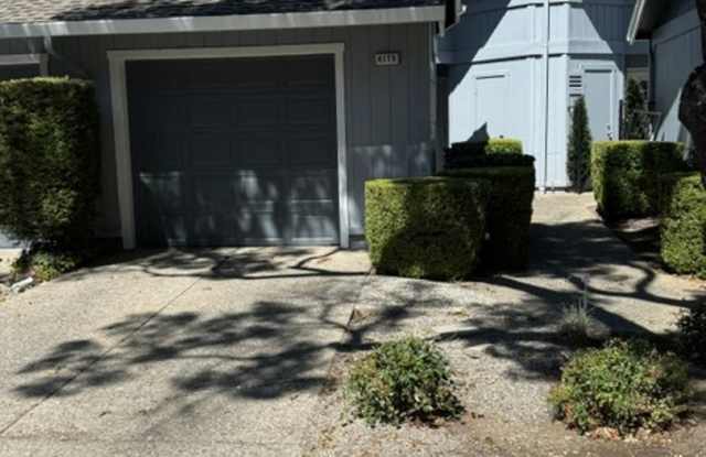 Charming 2BD/2.5BA Townhouse in Desirable Pleasanton Location! Gallery 1