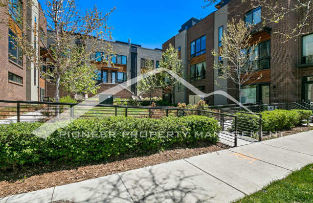 Stunning Townhome with Central AC and Washer/Dryer photos photos