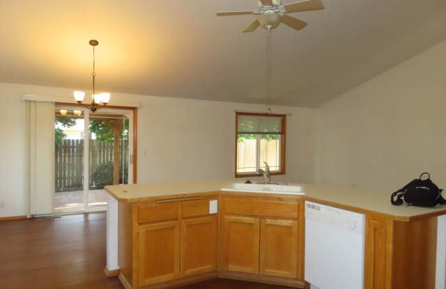 3 Bed, 2 Bath Home with 2-Car Garage & Covered Deck — Santa Clara, Eugene Gallery 4