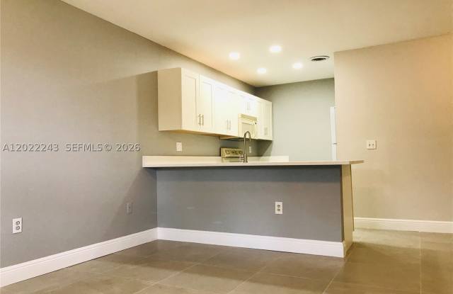 565 NW 100th Pl Gallery 2