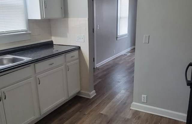 Newly Updated Spacious Two Bedroom w/Bonus Room- Single Home Near 21st and Post Rd. photos photos