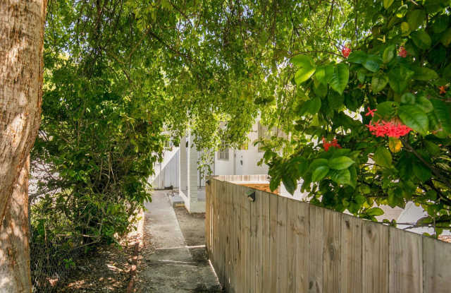 Charming 2BR/1BA with Fenced Yard & Outdoor Shower – Available Now Gallery 4
